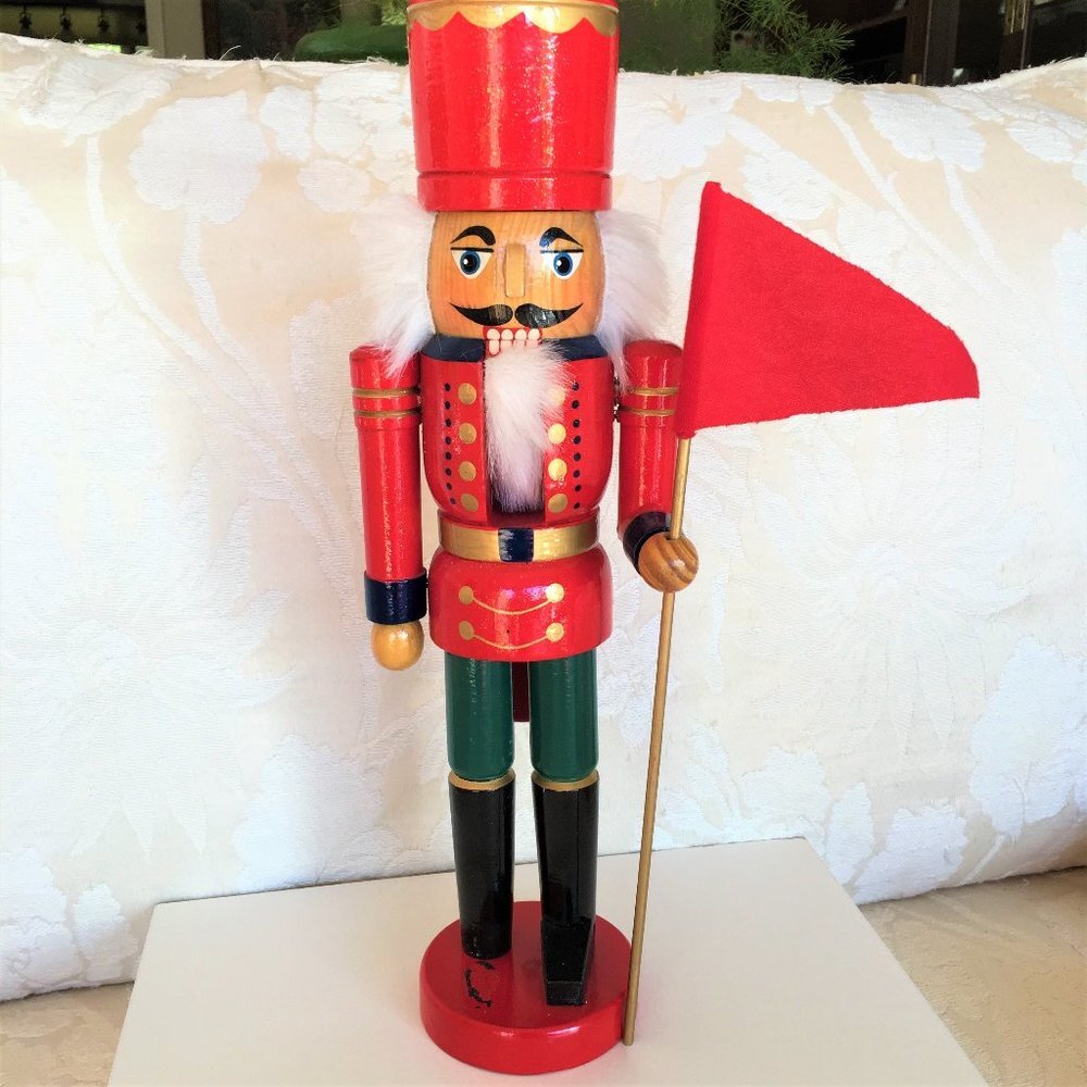 WOOD HOLIDAY NUTCRACKER